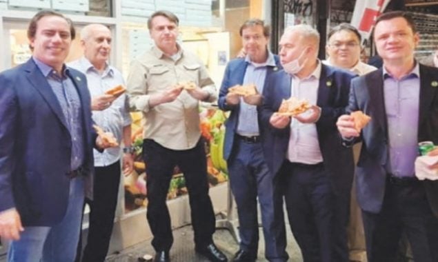 Unvaccinated Brazilian President enjoys pizza on New York sidewalk