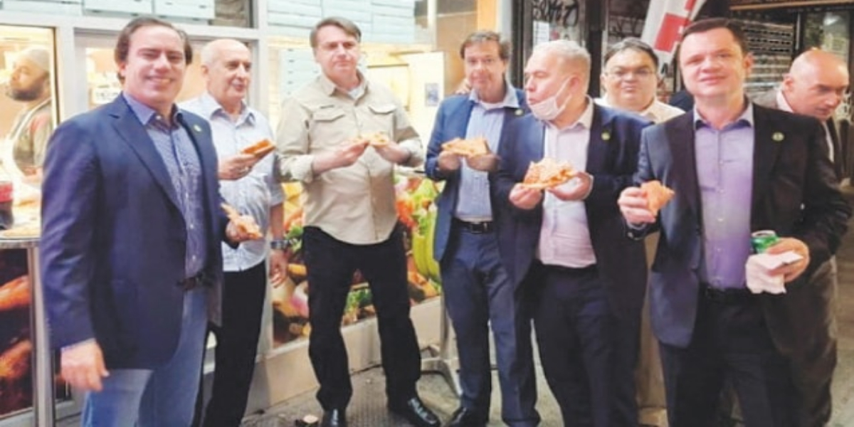 Unvaccinated Brazilian President eats pizza on New York sidewalk