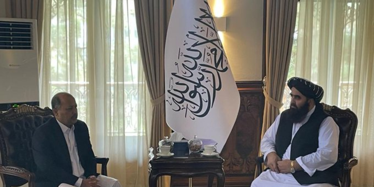 Afghan Foreign Minister, Pakistani envoy to Afghanistan discuss bilateral ties