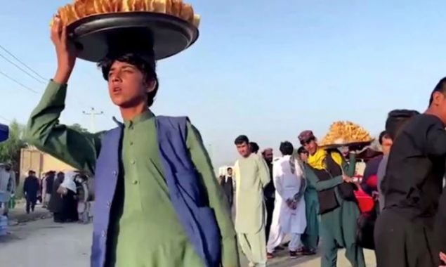 Pakistan sends eight trucks of humanitarian aid to Afghanistan