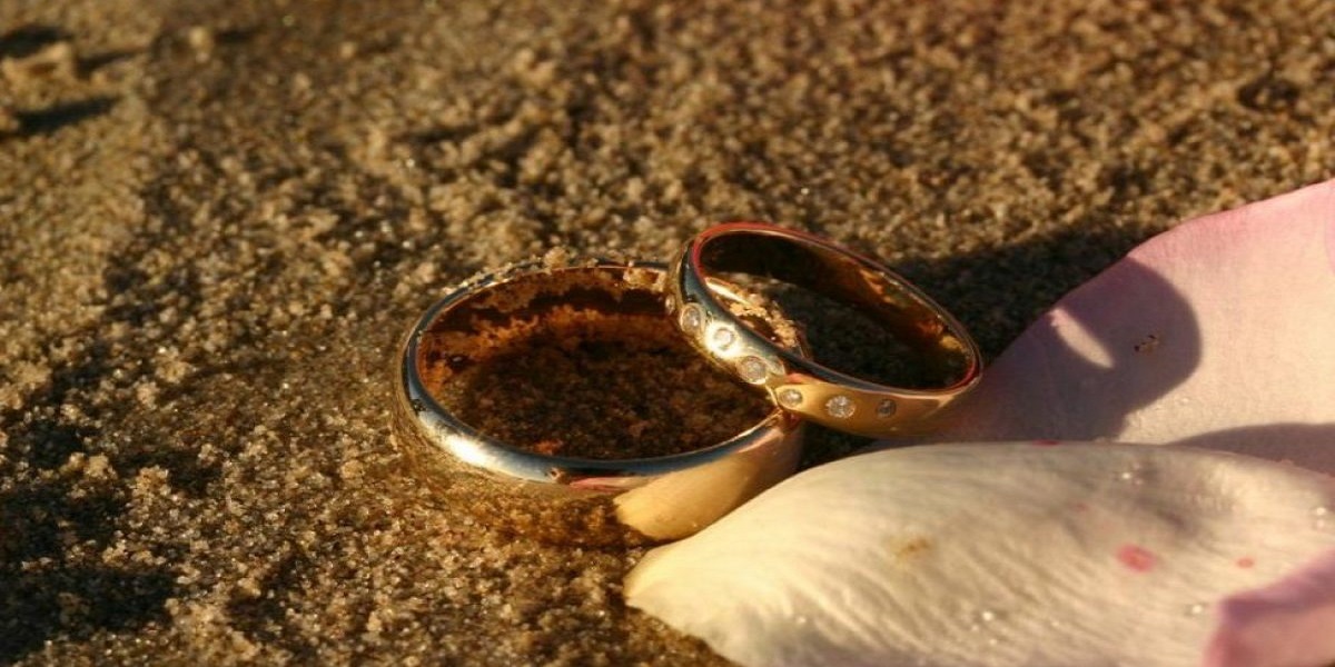 Snorkeler follows a squid to found a man's wedding ring