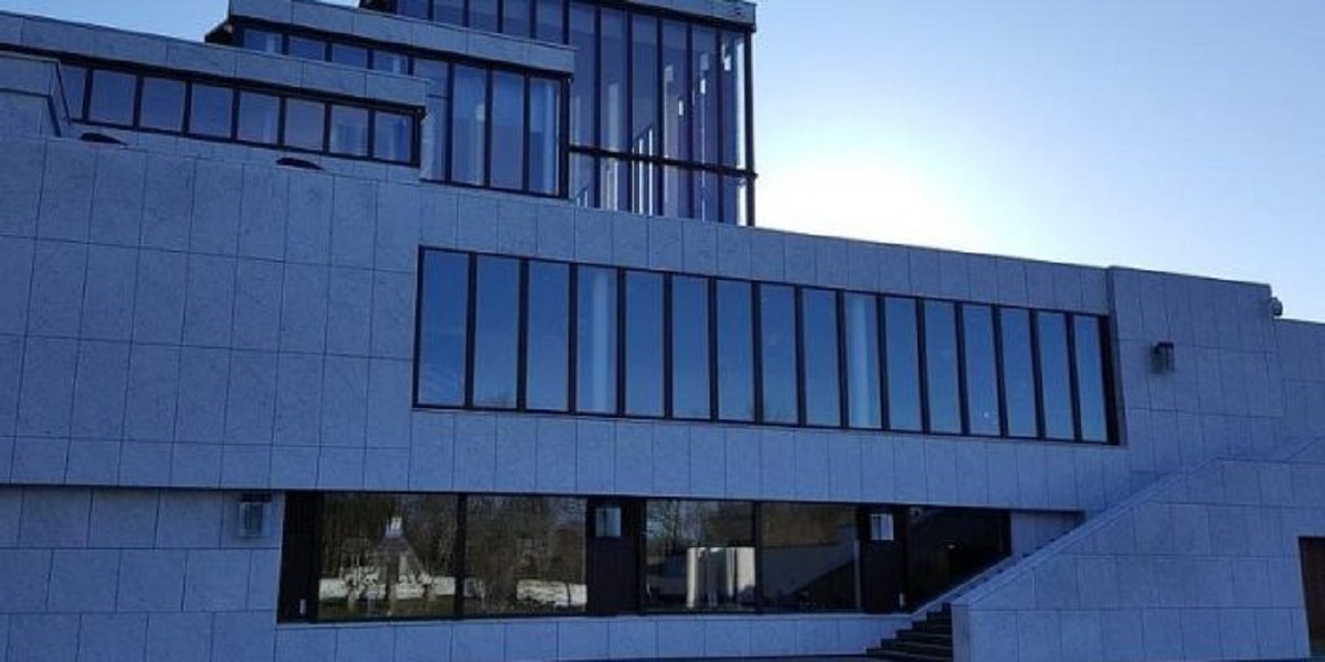 Artist kept the museum’s money and calls it conceptual art