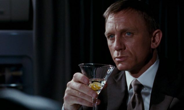Daniel Craig opposes the casting of a woman as James Bond