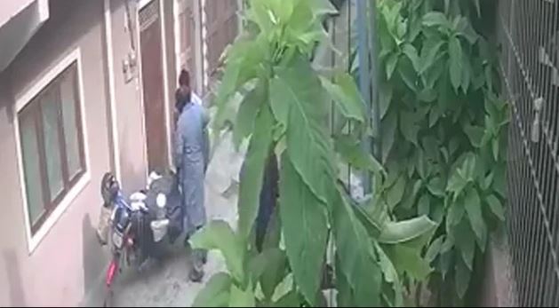 Viral video: Dacoit hugs and returns snatched possessions to delivery boy