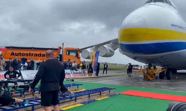 World's heaviest cargo jet pulled by Ukrainian strongmen