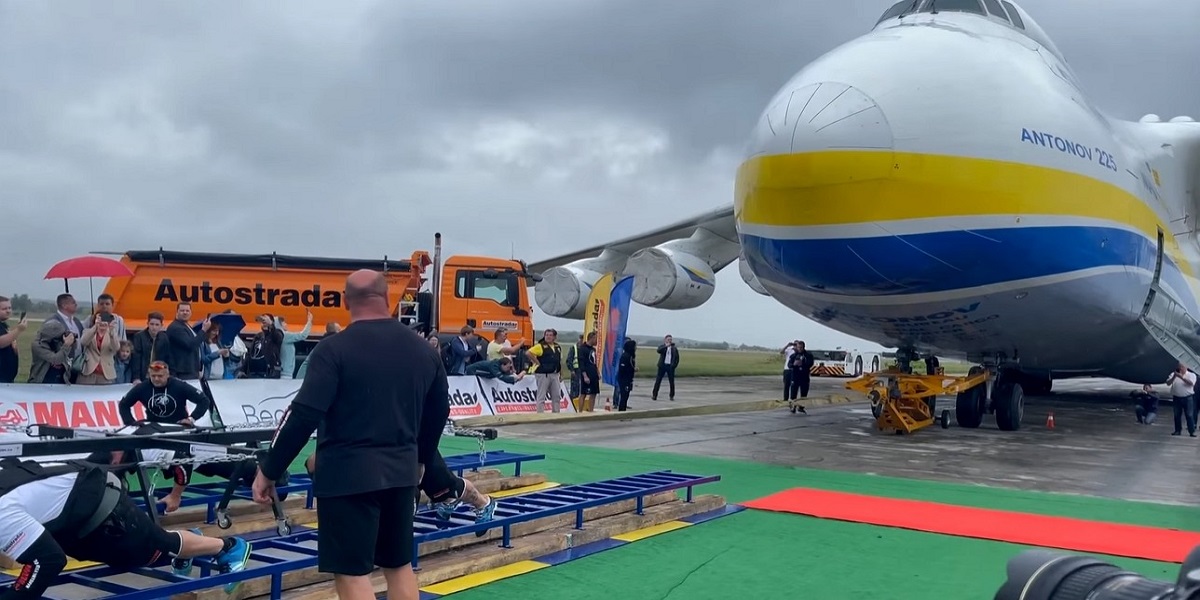 World's heaviest cargo jet pulled by Ukrainian strongmen