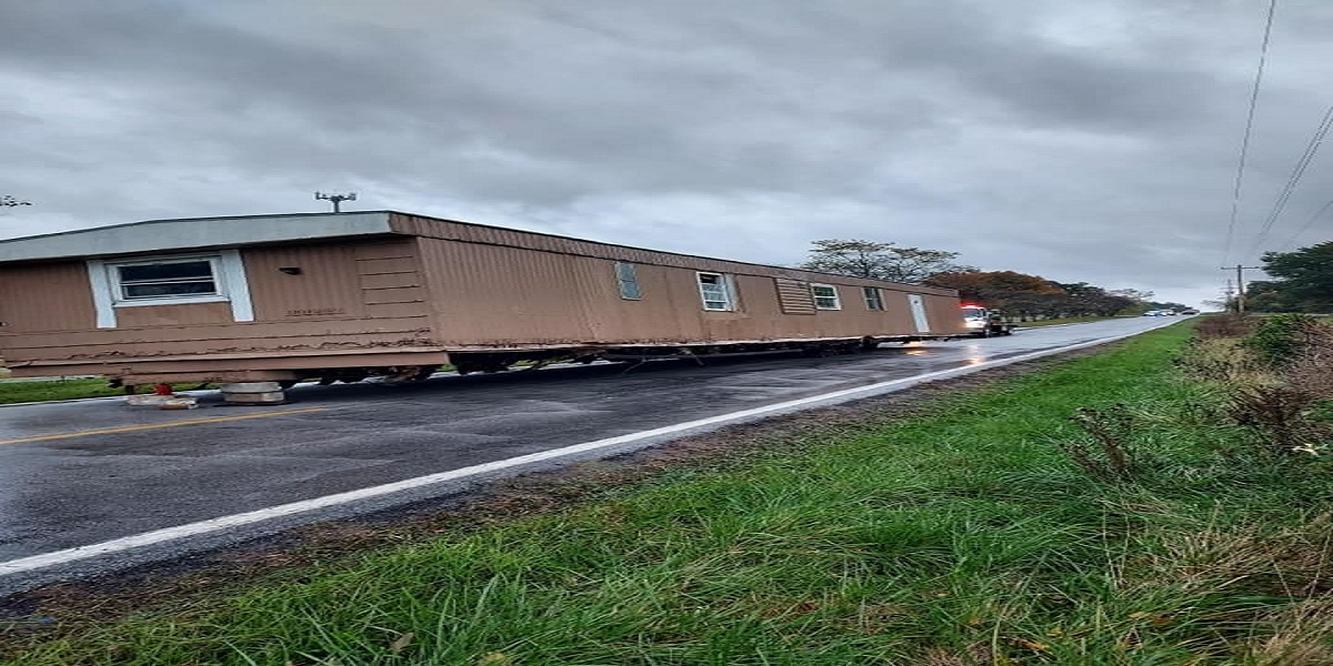 Missouri: Mobile home abandoned in the middle of road