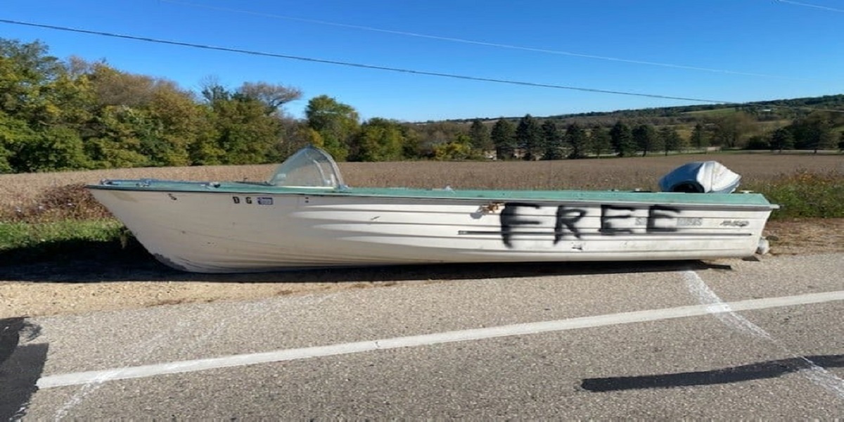 Wisconsin roadway: A ‘free’ boat has been abandoned