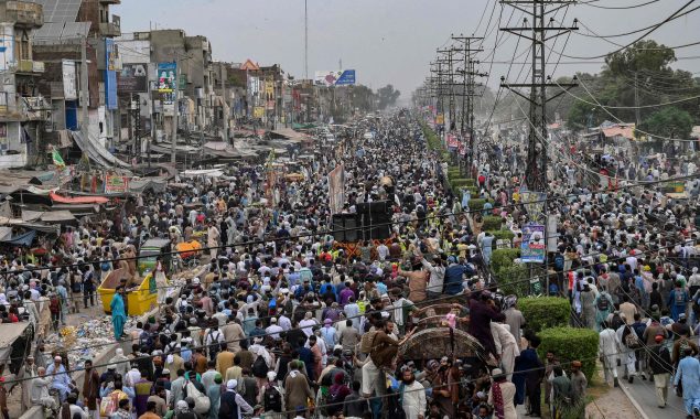Outlawed TLP converts march into sit-in after ‘successful negotiations’