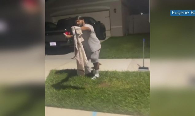 Florida: Man who caught Alligator in the trash can remove the snake from the house as well