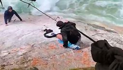 Canada: Five Sikh men use their turbans to save a hiker near a waterfall