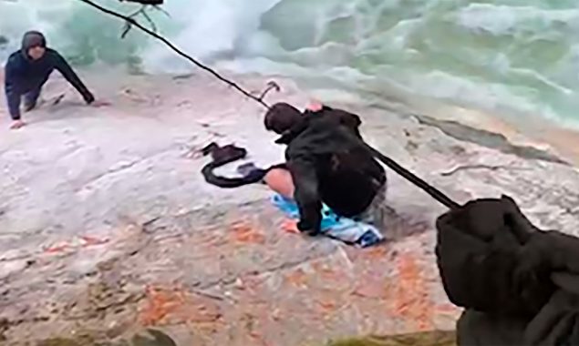 Canada: Five Sikh men use their turbans to save a hiker near a waterfall
