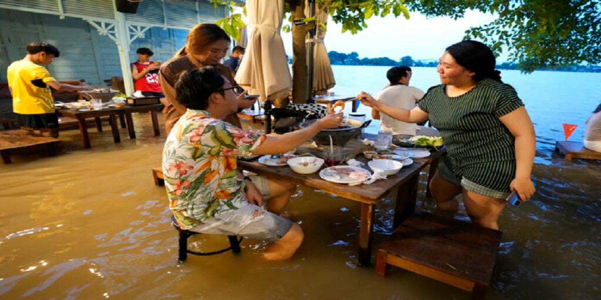 Restaurant is flooded near Bangkok like the special splash