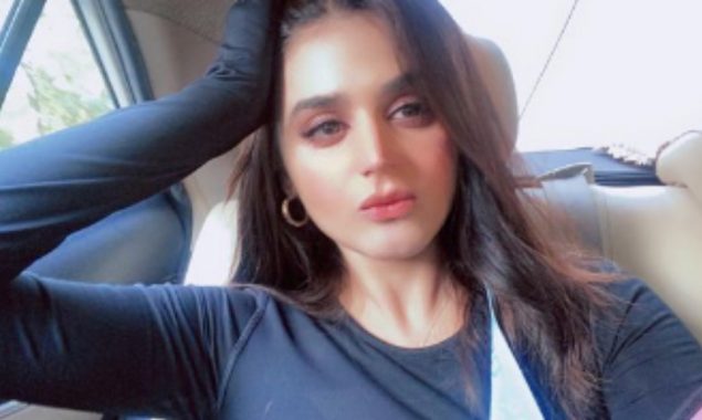 Hira Mani looks splendid in the black gym tracksuit selfie, see photos