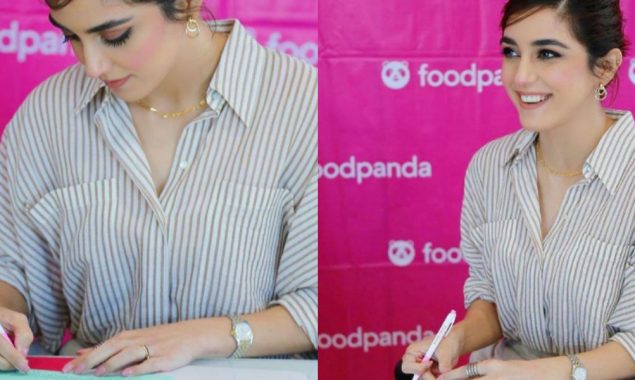 Pretty lady Maya Ali poses splendid while signing an agreement, see photos