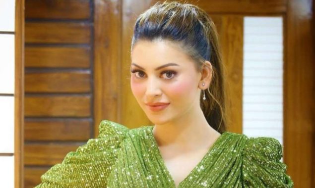 Urvashi Rautela oops moment caught by paparazzi on road