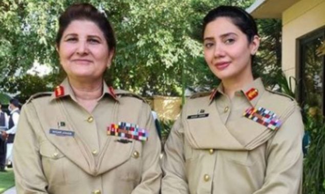 Mahira Khan poses with General Nigar for her upcoming telefilm ‘Aik hai Nigar’