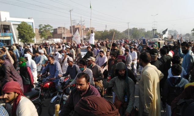 Rangers draw ‘red line’ near Wazirabad as outlawed TLP’s march continues