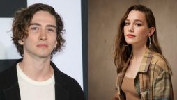 YOU stars Victoria Pedretti Dylan Arnold