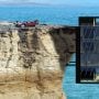 Vacation home in Australia clings to cliff