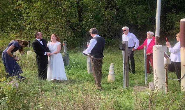 New York couple gets married at closed Canadian border