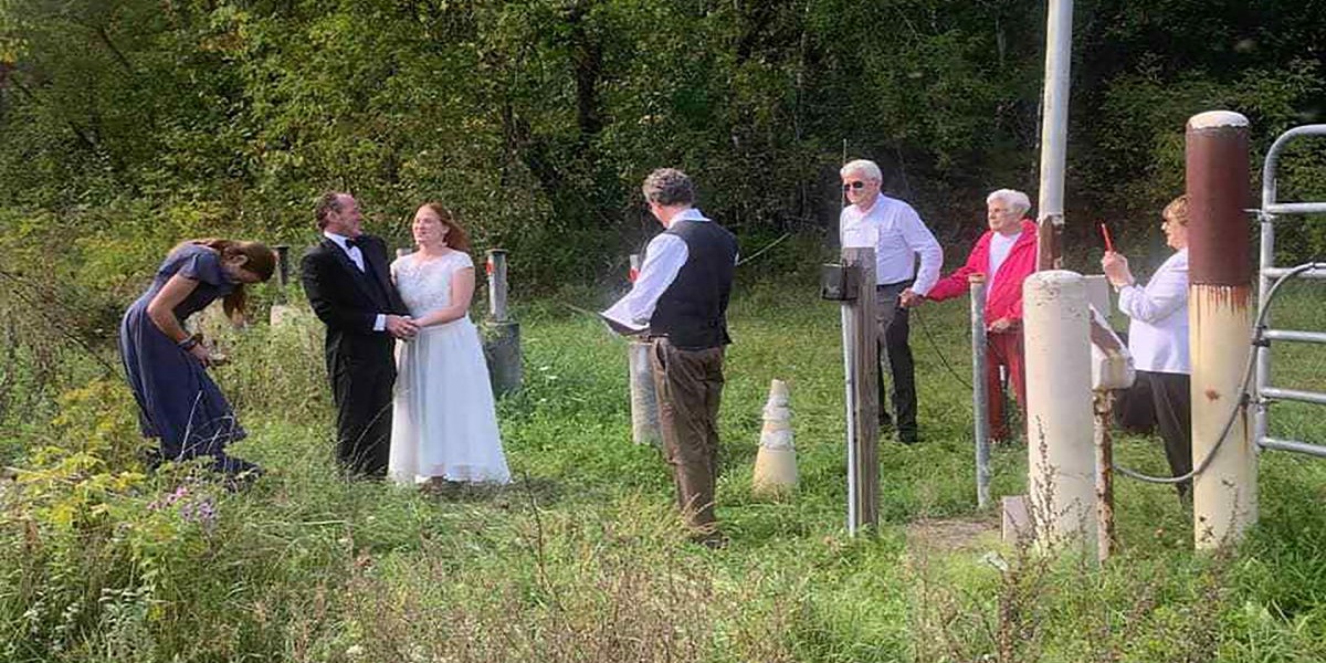 New York couple marries at Canadian border so the family can attend