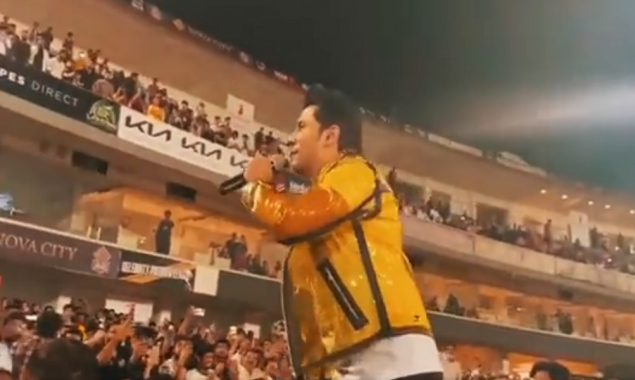 Ali Zafar sings 'Larsha Pekhawar' song at Pindi Stadium, Watch Video