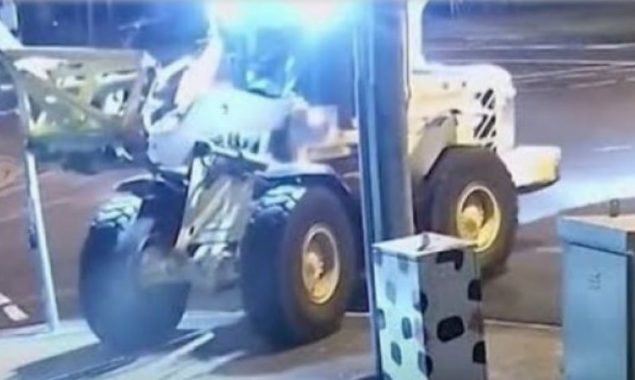 Thief flees in tractor after bungled Australian robbery