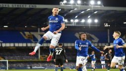 Man City sweep aside Everton to close on Chelsea