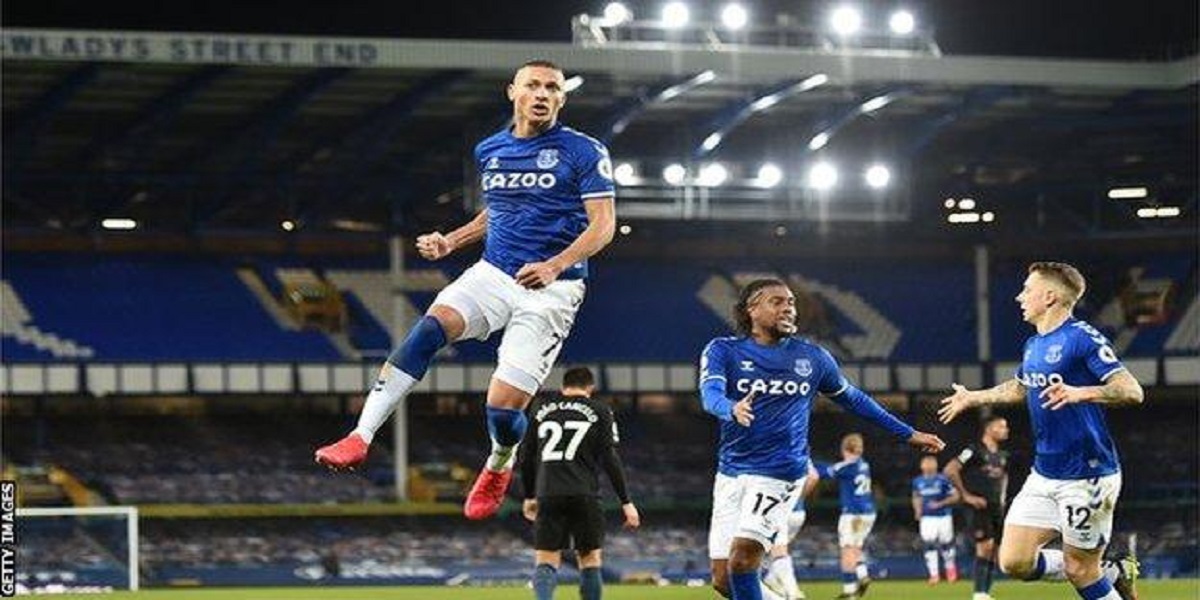 Man City sweep aside Everton to close on Chelsea