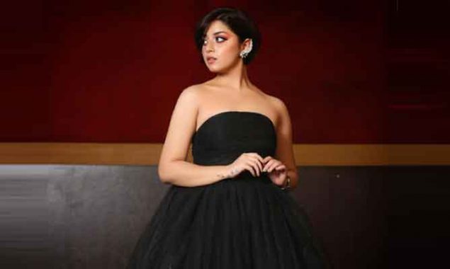 Throwback – Alizeh Shah wears strapless gown at HSA