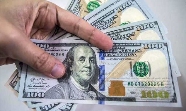 Dollar touches historic high at midday in interbank market