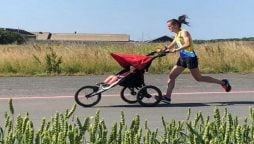 Watch: British mother sets a new 10k record while pushing a stroller