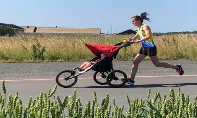 Watch: British mother sets a new 10k record while pushing a stroller