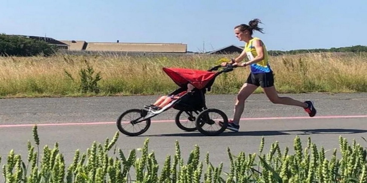 Watch: British mother sets a new 10k record while pushing a stroller