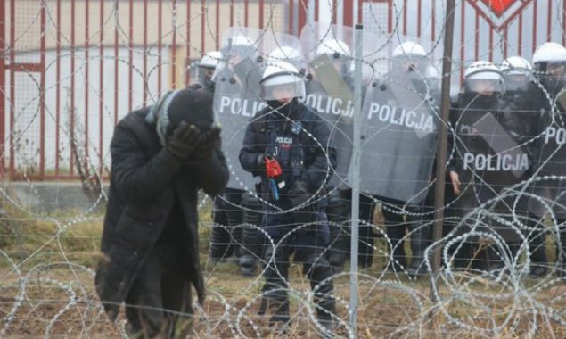 Polish forces fire tear gas at migrants on Belarus border