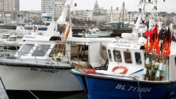 France vows not to 'abandon' fishermen in UK dispute