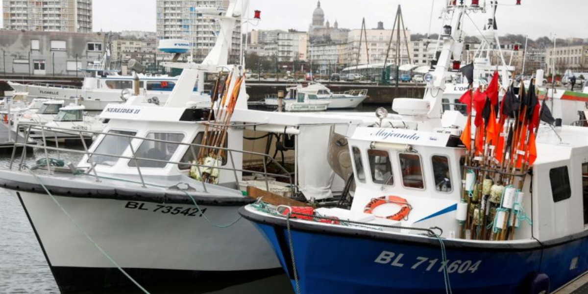 France vows not to 'abandon' fishermen in UK dispute