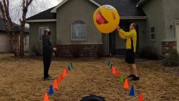 Guinness World Records: Men pass a huge beach ball 673 times