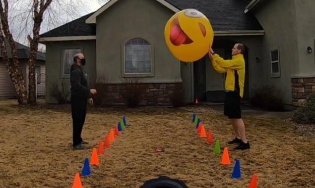 Guinness World Records: Men pass a huge beach ball 673 times