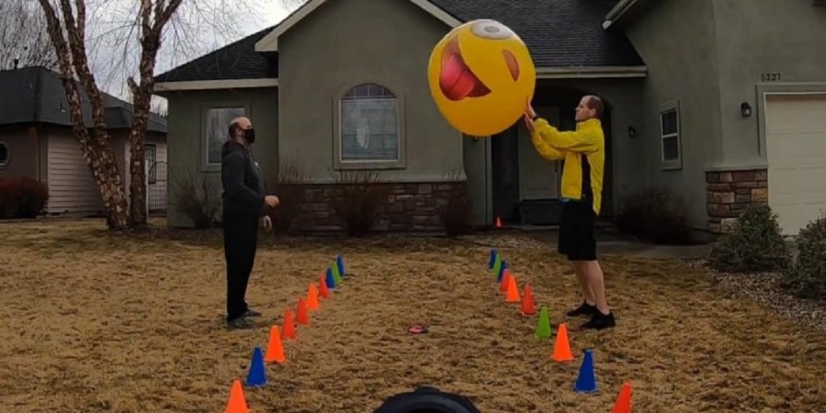 Guinness World Records: Men pass a huge beach ball 673 times