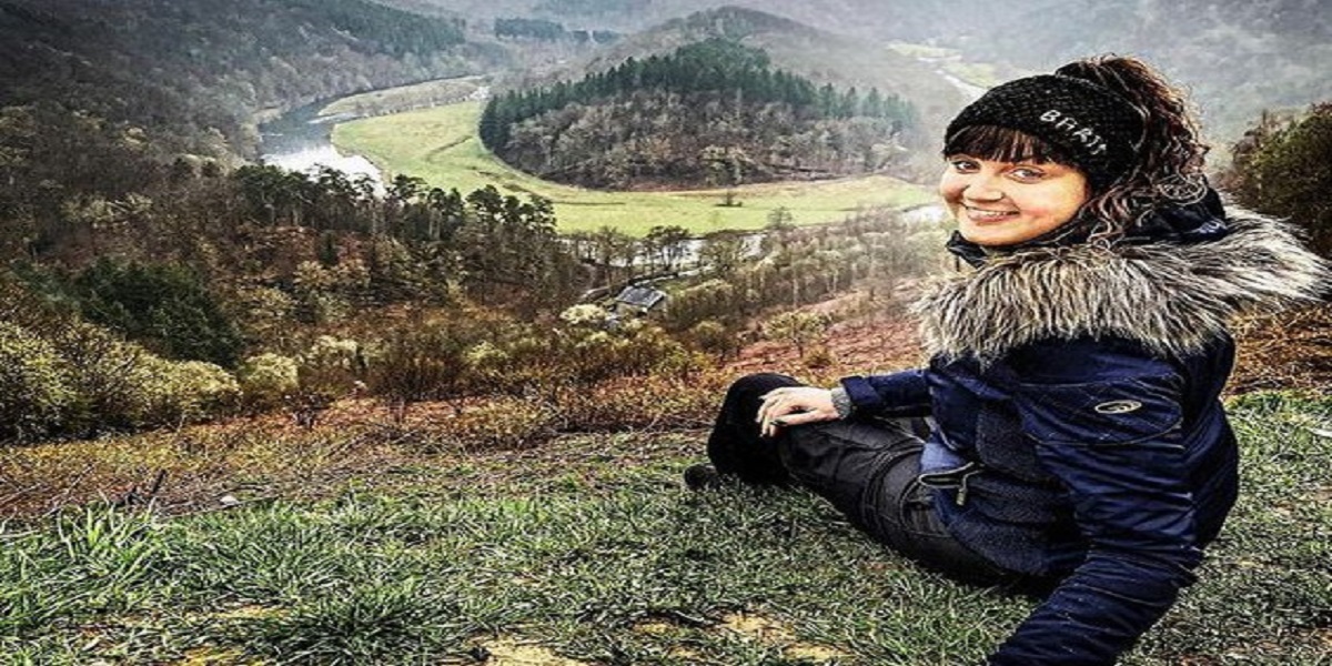 Woman dies while posing for selfie, 'HER VERY LAST SELFIE'