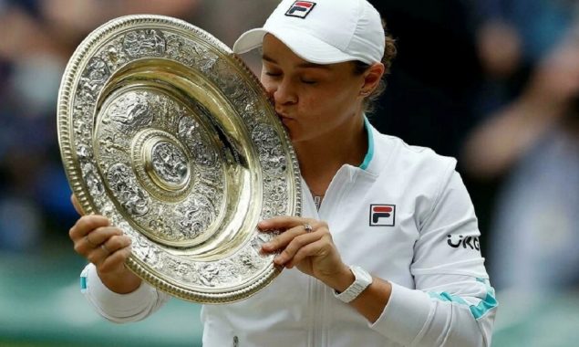 World number one Barty caps year by getting engaged