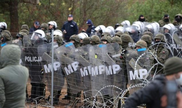 Hundreds of migrants trapped in Belarus-Poland border standoff
