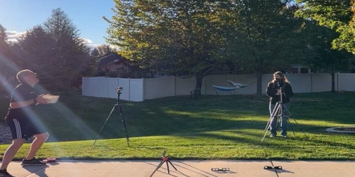 World record: A man catches 49 apples in his teeth in one minute