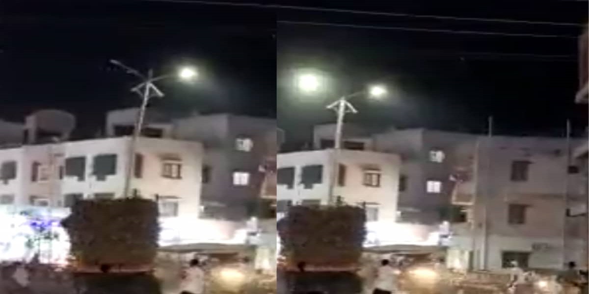 Watch: Tractor trolley hit the electric pole it turns street light on