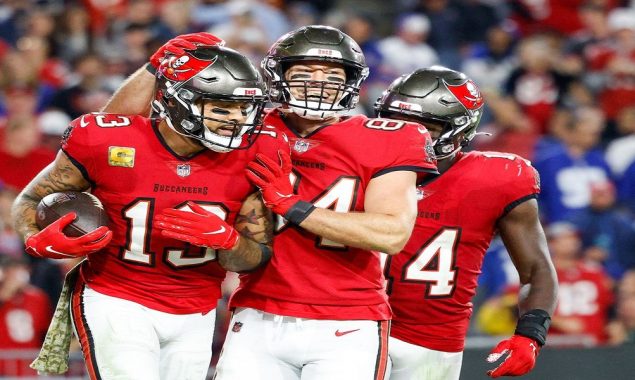 Brady halts Tampa losing streak as Giants stumble