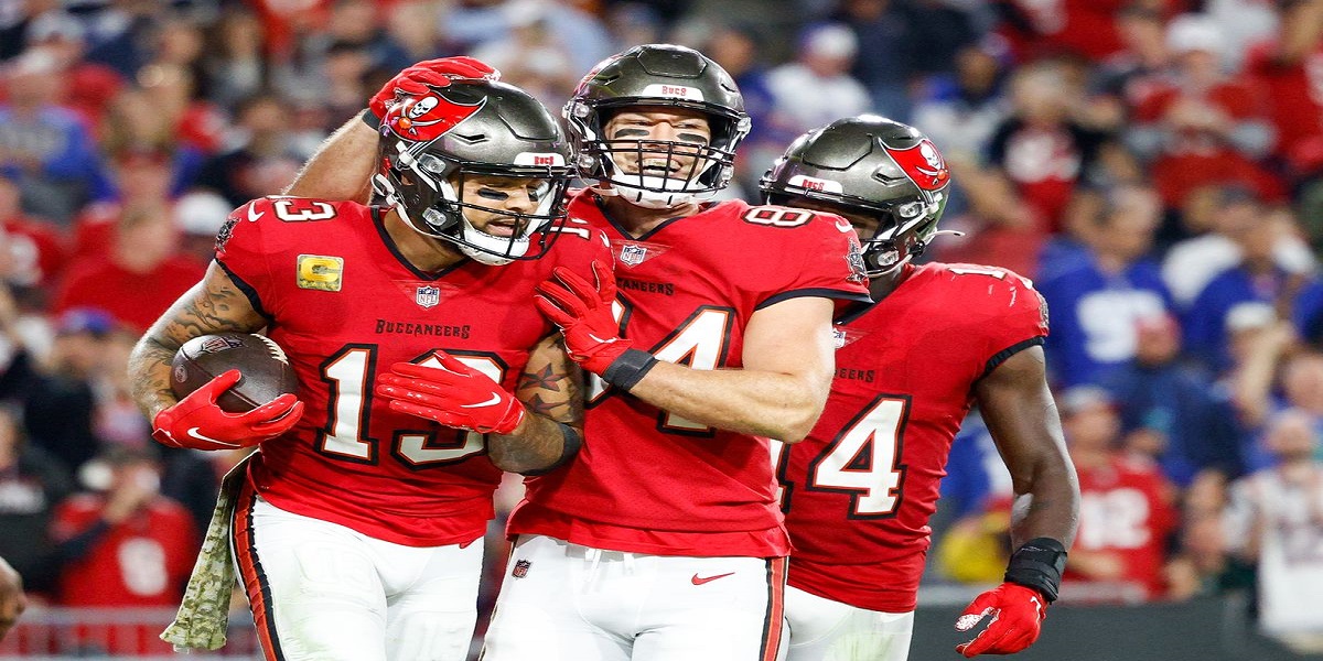Brady halts Tampa losing streak as Giants stumble
