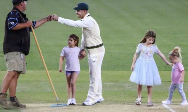 David Warner’s Daughter shows off her batting skills on ground