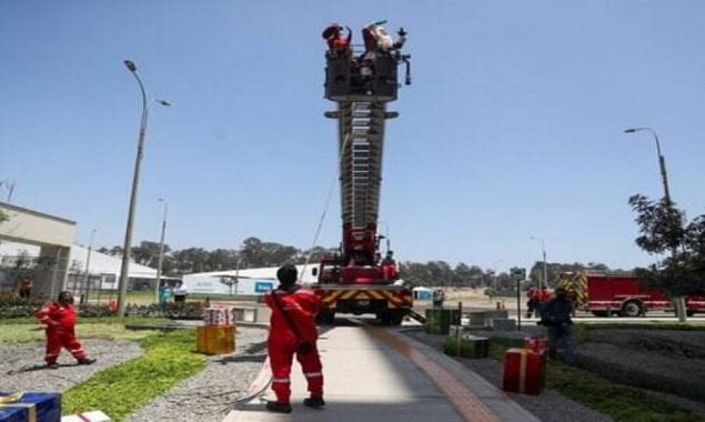 Santa Claus deliver gifts in hospital on a firefighters’ ladder